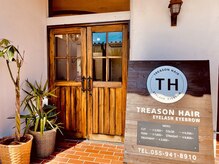 トリーズン(TREASON)の雰囲気（アンティークな木製ドアでお出迎え致します♪）