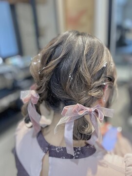 ニーイチイチ(211) ふわふわツインシニヨンアレンジ