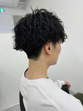 【どんな服装、雰囲気にも合わせやすいトレンドヘアを】メンズカット＋スパイラルパーマ10900円