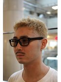 オシャレくせ毛風パーマ金髪ベリーショートフェード刈り上げ