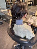 スノウ(SKNOW)&nbsp;ヘアアレンジ　　玉ねぎヘア　編み下ろし　ポニーテール