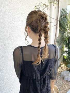 ヒャッカ(hyakka) 周りと被らない　高めツインポニーアレンジ！