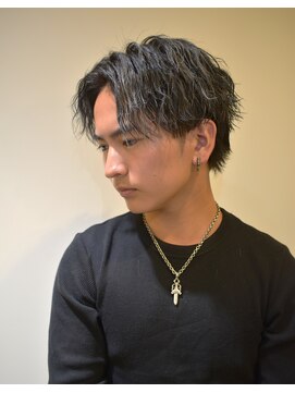 フリーク バーバーショップ 都島店(FREAK BARBER SHOP) シルバーメッシュ波打ちツイスパセンターパート