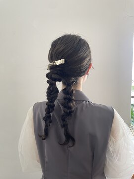 ヘアーアンドメイクアップモパ 編みおろしツイン