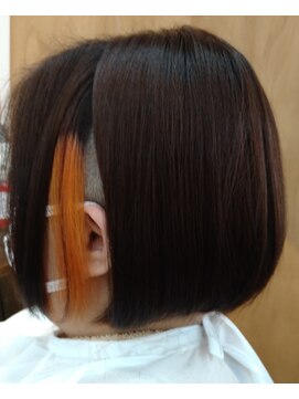 イリエ 川口(irier) ミニボブ/ツーブロ女子/イヤリングオレンジ