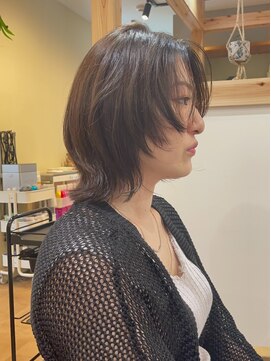 ティピ(tipi) ミディアムレイヤー ウルフ顔まわりレイヤー 香椎　千早20代30代