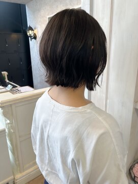 キャアリー(Caary) 福山人気切りっぱなしボブ外ハネ束感ダークグレージュ透明感20代