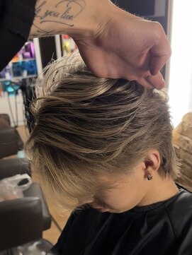 ゼウス(Zeus.) 海外ヘアーハッシュカットレイヤーカットハイライトカラー