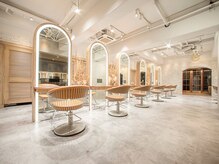 シャンプー台は最高級のレザーを使いフルフラットで寝る態勢でゆったりくつろげます。【溝の口/髪質改善】