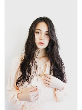 マルコ(marc..) センターパートで大人可愛いウェーブヘア