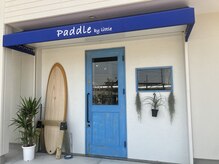 パドルバイリトル(Paddle by little)の雰囲気（青い扉とサーフボードが目印です！）