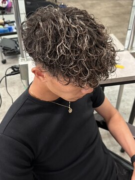 イーラ(era) スパイラルパーマメッシュフェード刈り上げスペインカール