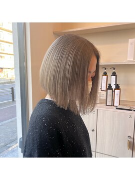 ユニ(Uni.) グレージュカラー×切りっぱなしボブ