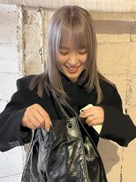 イル(iru)&nbsp;グレージュカラー　ハイトーンカラー　ミディアムレイヤー