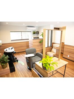 マンツーマンの完全個室の女性専用サロン。ゆったり寛げる上質空間で雨の日も安心の屋根付き駐車場完備◎