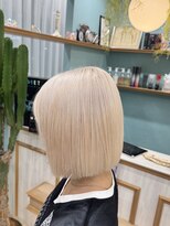 アースオーセンティック 大分下郡店(EARTH Authentic) ホワイトブロンド×切りっぱなしボブ