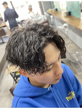 ワールドシップモトマチ(WORLD SHIP MOTOMACHI) センターパート　ツイストスパイラルパーマ