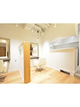 洗練された空間で、日々の疲れを癒しませんか。落ち着いた雰囲気の中で素敵なサロンタイムを。