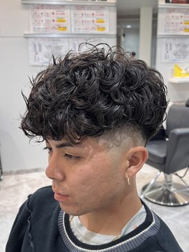 ダズルヘアーブラスト(DAZZLE hair BLAST) スペインカール/スパイラルパーマ/フェード