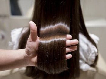 カットインホンテン(CUT IN HONTEN)の写真/忙しい朝でも時短でセットでOK◎ダメージレス×柔らかフォルムで、まるで地毛のような美髪ストレートに♪