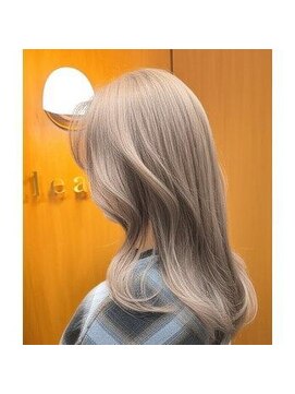 エレノア 越谷(Eleanor) 光を味方につける、透明感抜群のシアーベージュカラー