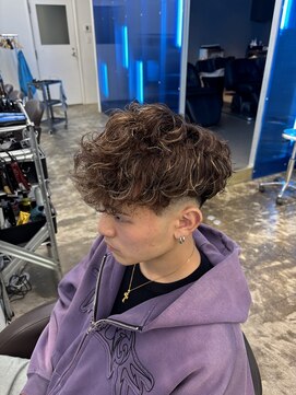 アンサー 千葉中央(UNSER prod by THE DAY) 【MEN’S HAIR/サーフカール/刈り上げセンターパート/千葉】