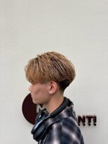 エヌアンドエーコンティ(N&A CONTi)&nbsp;ハイトーンベージュ×韓国風センターパートマッシュ