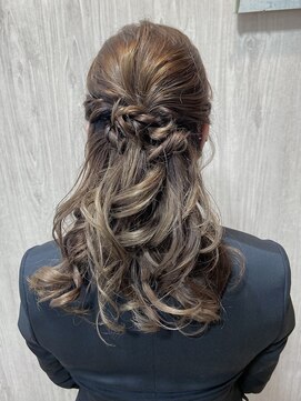 ヴィサージュクルー(VISAGE crew) 動きのあるハーフアップデザイン！