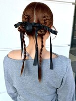 セプト 天神大名(SEPT.)&nbsp;ツイン三つ編み 編み下ろし リボン ヘアセット 結婚式ヘア