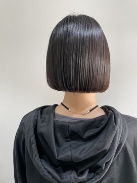 ネイヴィル(navile) 抜け感スタイル　ぱつっとボブ　２０代/３０代/４０代