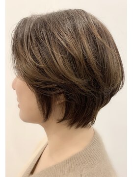 ウィルゴ(VIRGO) 40代50代60代大人くびれショート/白髪ぼかしハイライトカラー