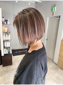 筋かんのある白髪ぼかしバイレヤージュとボブ