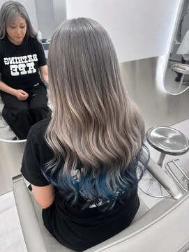 ブランシスヘアー(Bulansis Hair) シルバー×ブルーの裾カラーで魅せる