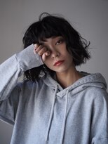 エラ(ELLA)&nbsp;ストリートカジュアルな強めパーマで印象的なヘアスタイルに