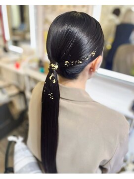 アトリエビューティーアミュ(atelier beauty AmU) 結婚式 列席 二次会 お呼ばれ ロングヘア タイトポニー×金箔