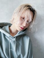 ホワイトブロンドショートくびれヘア_38615