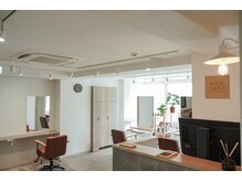 ヘアラボ(HAIR LABO)の雰囲気（自然光が入る店内は開放感がありゆったりお過ごしいただけます！）