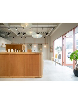 ベテランスタイリスト在籍！こだわりのインテリアが揃うお洒落なサロン♪駐車場16台完備で楽々駐車ＯＫ◎