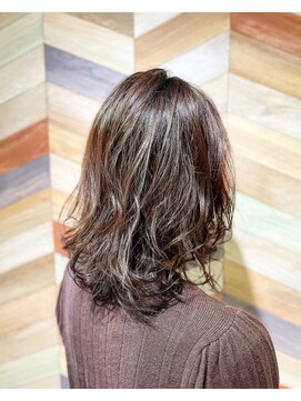 ヘアートゥリース(hair trees) セミディ ゆるパーマスタイル