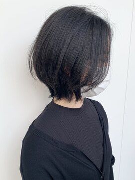 ステア ケース(stair case) 大人黒髪外ハネハンサムショートウルフ前髪なしセンターパート