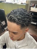 ホワイトハイライト×パーマ×スキンフェード