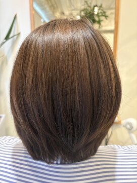 ニジチャウ(Nijichaw) ハイライト&柔らかカラーのショートヘア