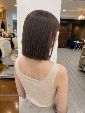 イソラブル(ISOLA-blu) 切りっぱなしボブ×グレージュカラー艶と透明感で魅せる大人ボブ