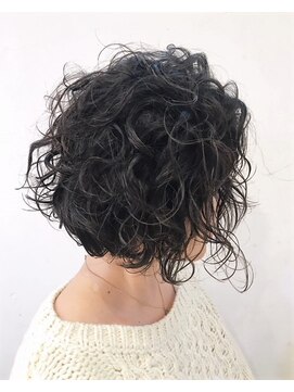 ハグ ニシコヤマ アトリエ(hug nishikoyama atelier) ワイドバングクルクルボブ前下がりショートショートパーマ