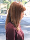 手ぐしでまとまるセミロングスタイル