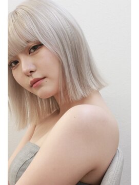 リノショアーズ 元町店(RINOSHORES) 外ハネ切りっぱなしボブ×マットハイトーンホワイトシルバー