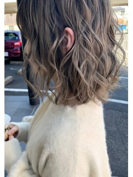 ネイク(Nake) ミディアムボブ/ブリーチ/グレージュ/巻き髪