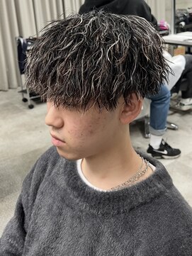 イーラ(era) マッシュツイストスパイラルパーマホワイトメッシュ眉毛