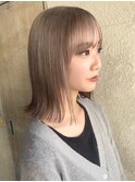 ミディアム外ハネボブハイトーンベージュホワイトブロンドカラー