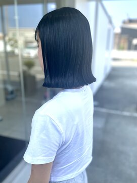 ヒビカ(HIBIKA) ブルーブラック×重めボブ